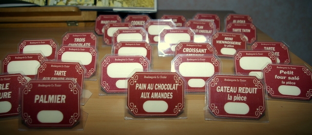 Modèle Art nouveau texte trés lisible Nom du magasin noté sur chaque plastiquette Textes différents sur chacune des plastiquettes. Nom des produis notés Case réinscriptible pour noter les prix ou prix imprimés ( selon votre choix ) Possibilité de commander les plastiquettes complètement non inscrites avec Stylo effaçable à alcool fourni gratuitement Avec support incorporé pour viennoiseries, gâteaux et produits salés etc.... - Epaisseur 500 microns ( épaisseur approx. d&lsquo;une carte de crédit ) Incassable Entretien facile remplissez le formulaire ou envoyez votre liste sur commande@plastiquette.com
